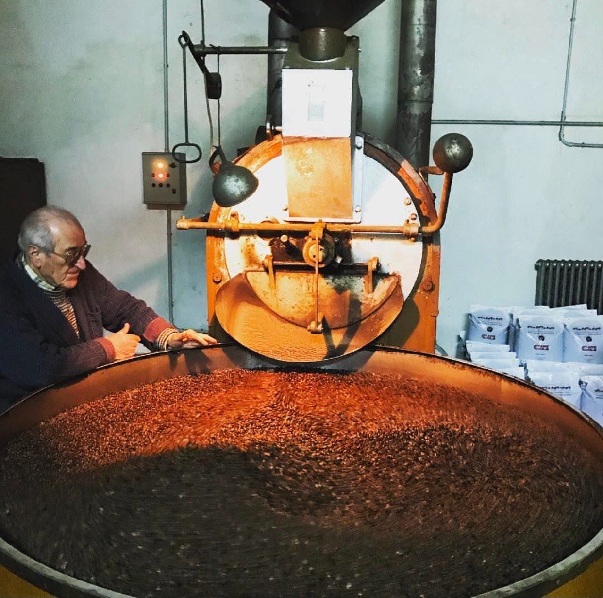 職人によるコーヒー焙煎
